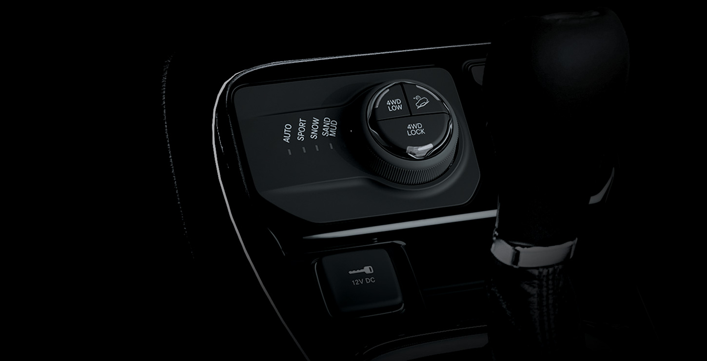 /content/dam/jeep/crossmarket/jeep-phev-3/compass-hybrid/interiors/hotspots-component/selec/JEEP-compass-4xe-interni-tab-05_SELEC-TERRAIN-desktop-FeatureHeroBanner-1450x740.jpg